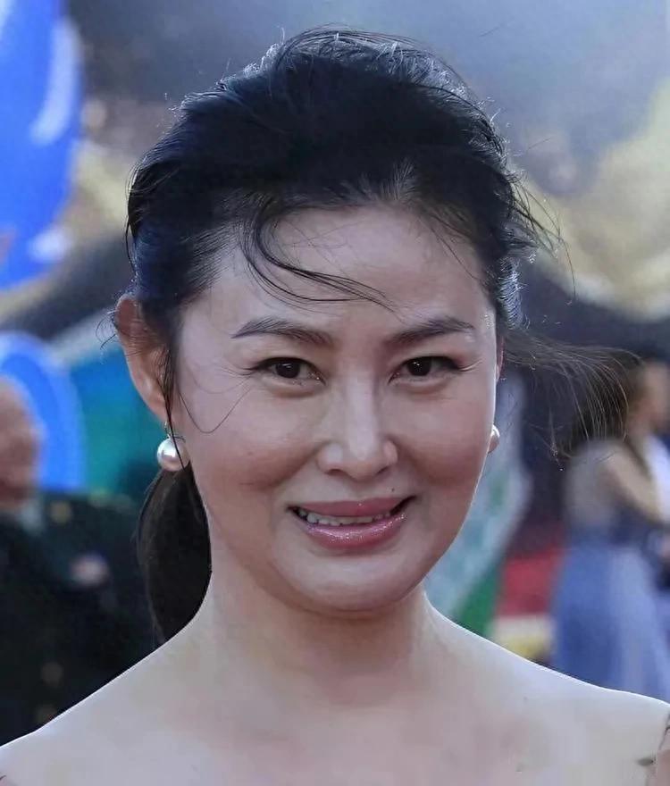 55岁“潘金莲”王思懿近照，虽有皱纹，但美丽依旧，风韵犹存