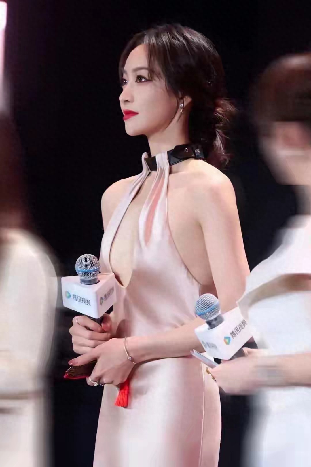 宋茜一袭粉色挂脖深v绸缎连衣裙，“好美好酥”