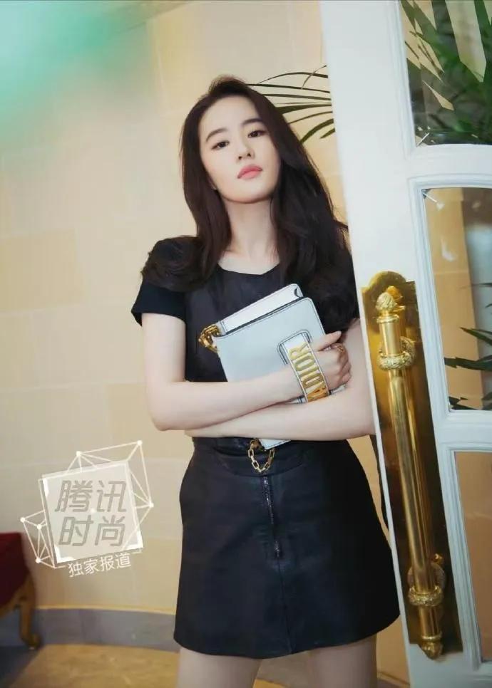 刘亦菲2017巴黎时装周街拍 ???