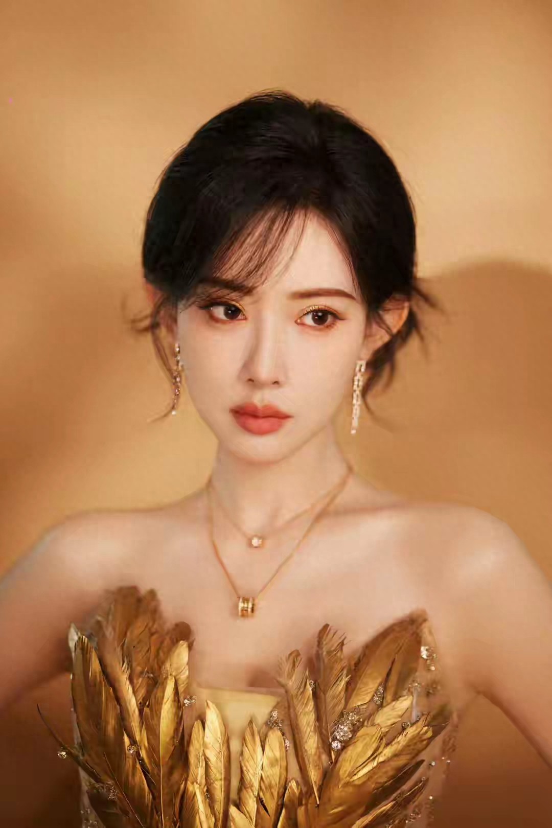 她是孟子义：一个脸蛋和身材都无可挑剔的女子