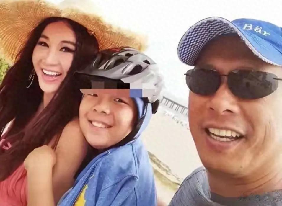 温碧霞健身照曝光，小蛮腰也太吸睛了！59岁了状态还这么状态迷人