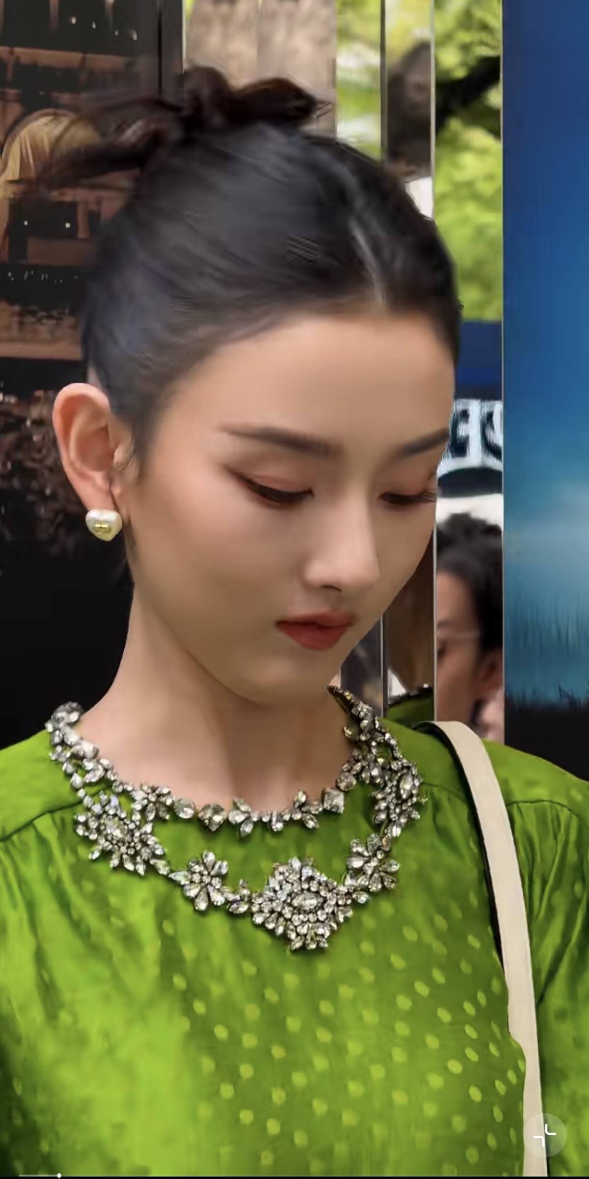 筷子腿！宋祖儿出席活动，穿绿裙一点不老气，反而显白精致又漂亮
