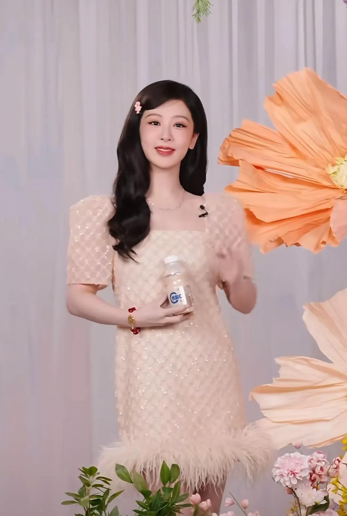 杨紫，迪丽热巴两大流量花直播，杨紫俏皮可爱，热巴造型有点雷霆