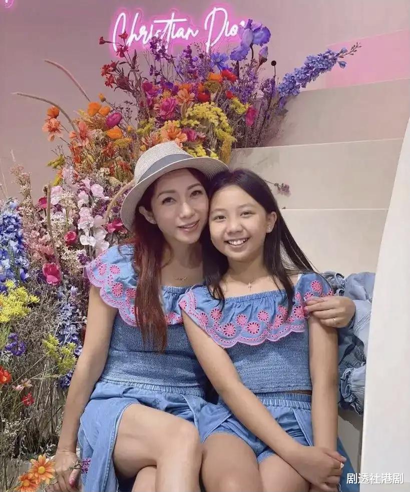 TVB前港姐季军晒日本赏樱美照！14岁女儿颜值获赞，母女太相像