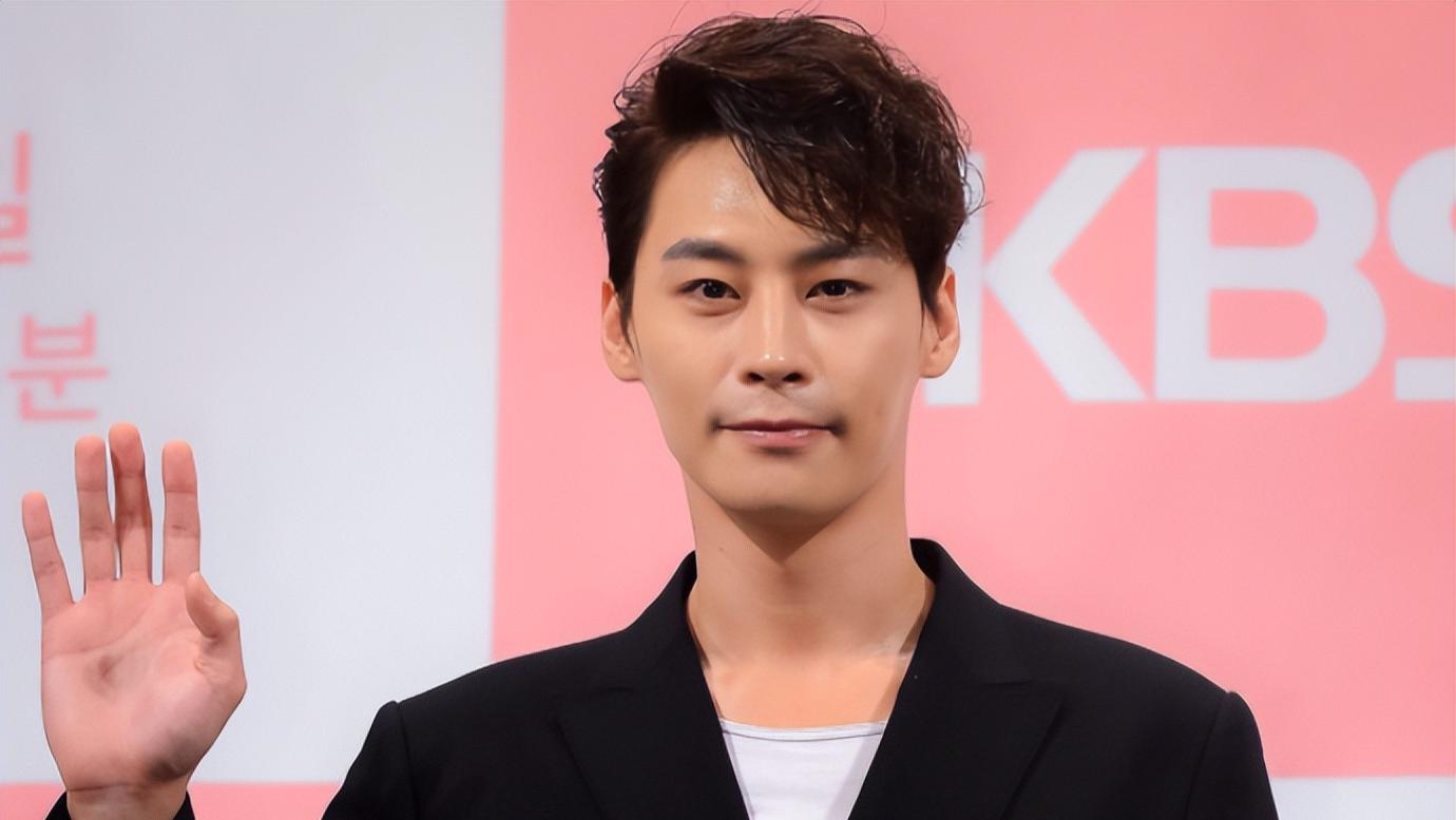 韩国男星郑恩宇突然去世，一天前晒张国荣照片悼念，曾自曝过得不幸福