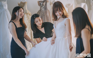 老公一家嫌我穷给我下马威，直到我闺蜜团亮出身份，全家跪地求饶