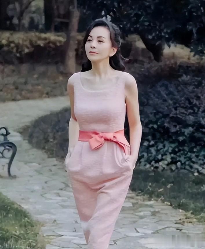 55岁王琳现状：白裙配王冠化身冰雪女王，行走于T台上气场超强