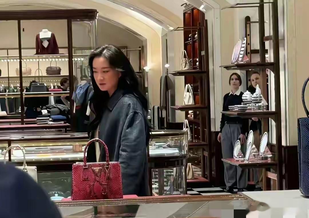 贾玲已经完全是另一个人了，不再肥胖搞笑，而是高冷时尚！ ???