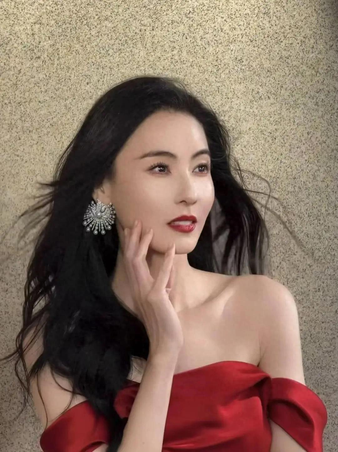 张柏芝今日穿红色抹胸裙写真,韵味十足的小阿姨