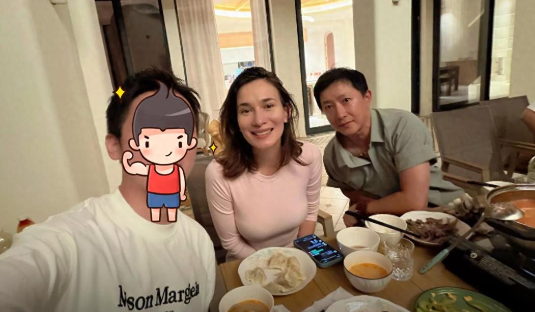 韩庚带老婆过二人世界被偶遇！素颜有点女化，卢靖姗产后状态超好