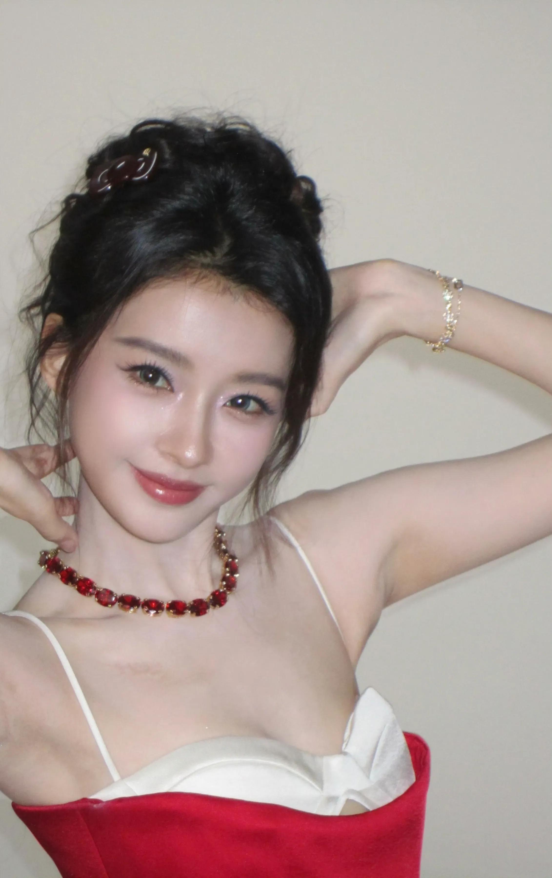 孙怡，甜美红裙。
