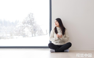 公司实习生得知我家境后，单方面宣布我是她选好的未来后妈，还擅自拿走我的名牌包做见面礼