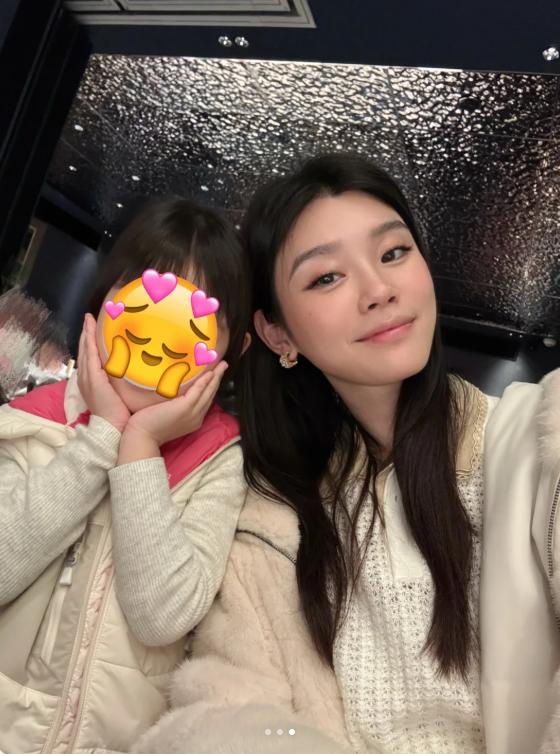 奚梦瑶晒照庆生！老公送999朵玫瑰花和蛋糕，儿女坐她身上好幸福