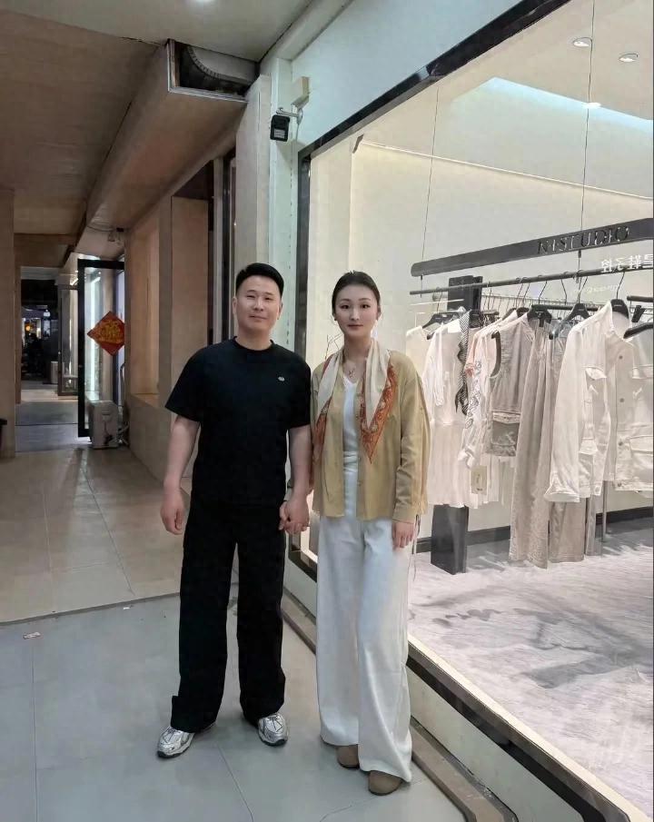 陈亚男的未婚夫不再低调，开通账号晒合影，两人十指相扣好甜蜜
