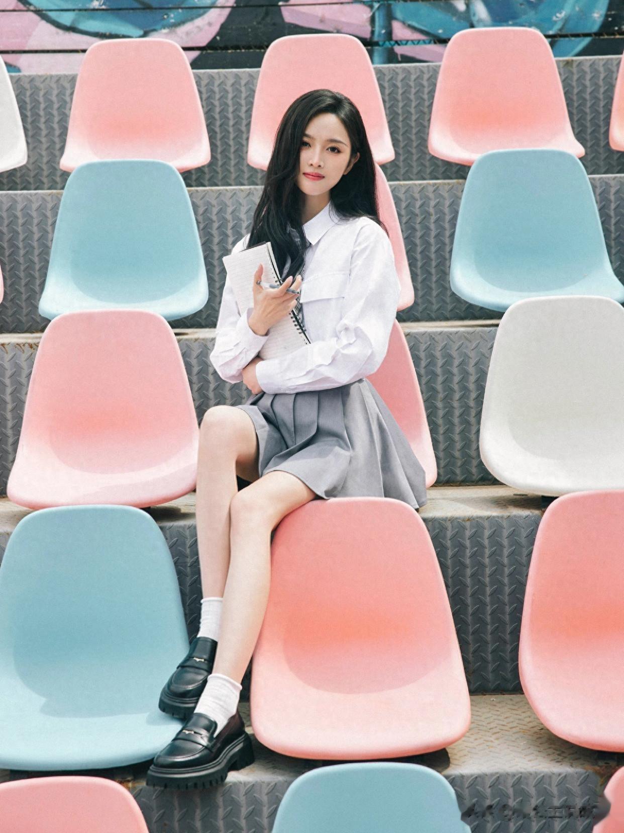 吴宣仪，校园学姐穿，白衬衣小灰裙，美腿白袜子，纯美可人。