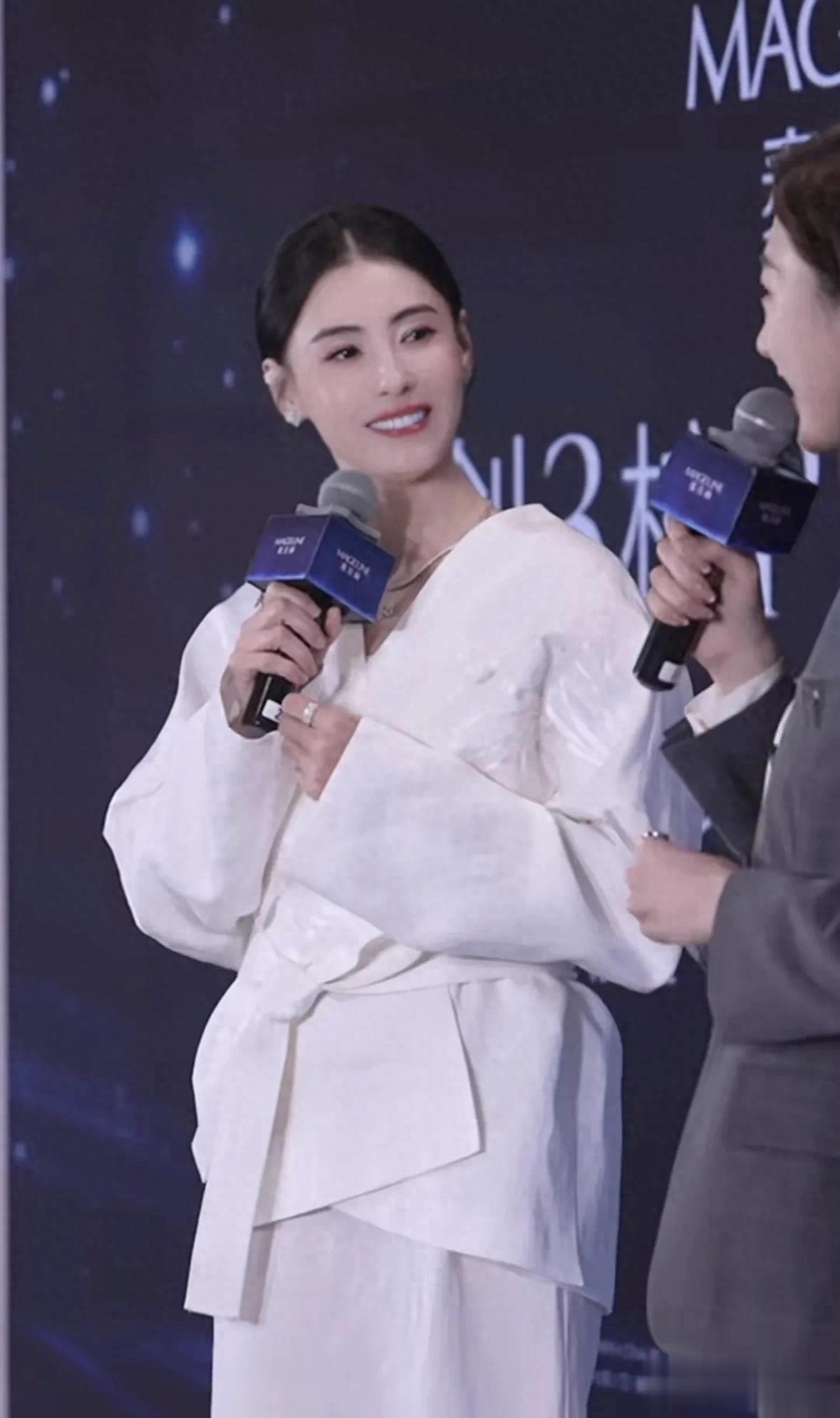 张柏芝武汉现身，离开了美颜滤镜，皮肤状态和疲态一下藏不住了