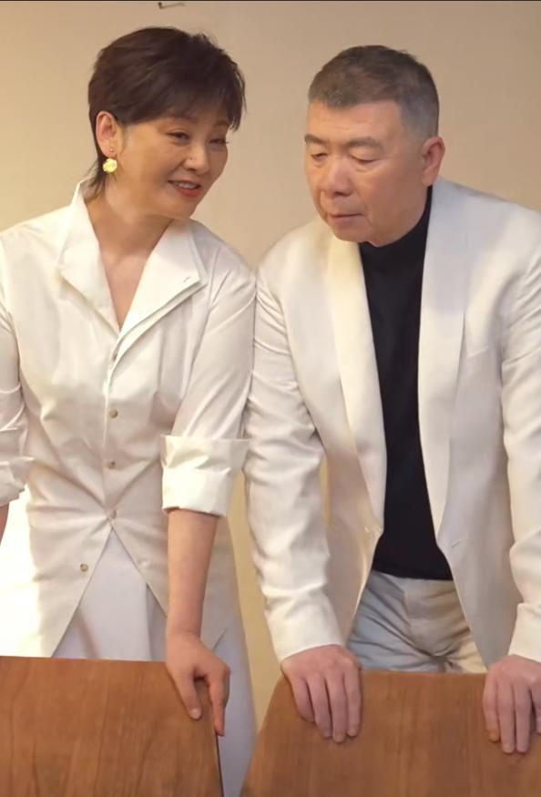 徐帆一家三口拍新春全家福!20岁女儿新造型超美似王楚然,好温馨