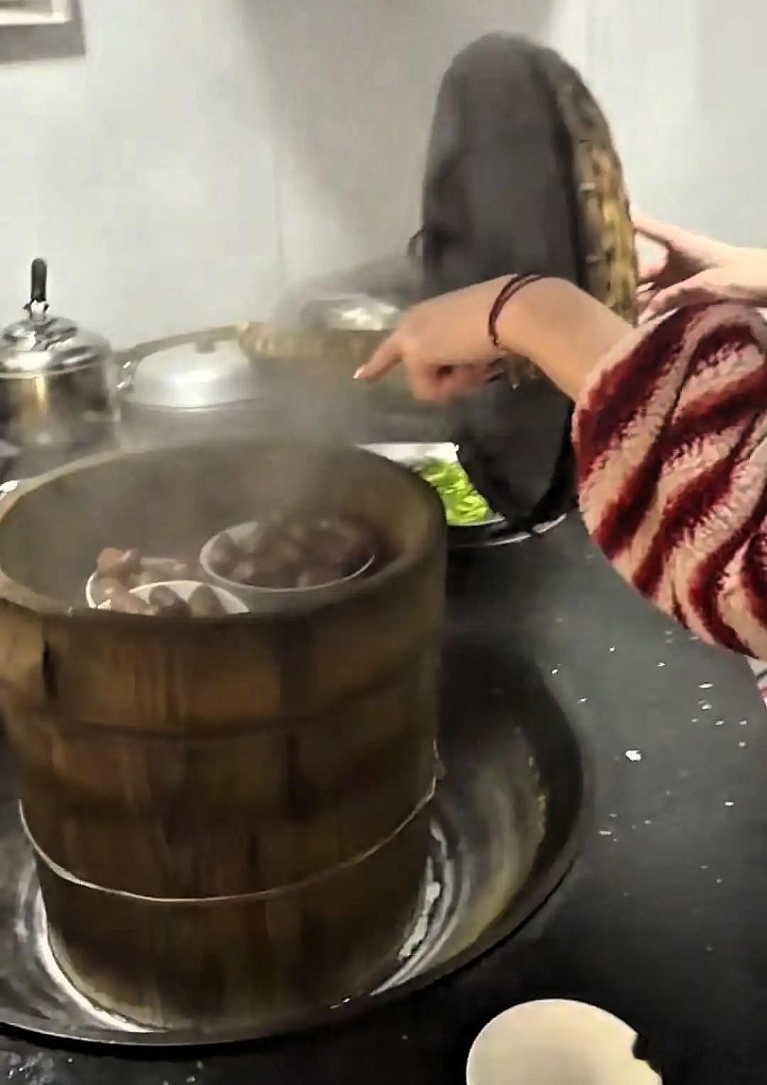 李亚鹏前妻回四川过年，住村里山上大别墅，三层楼院子大到能跑步