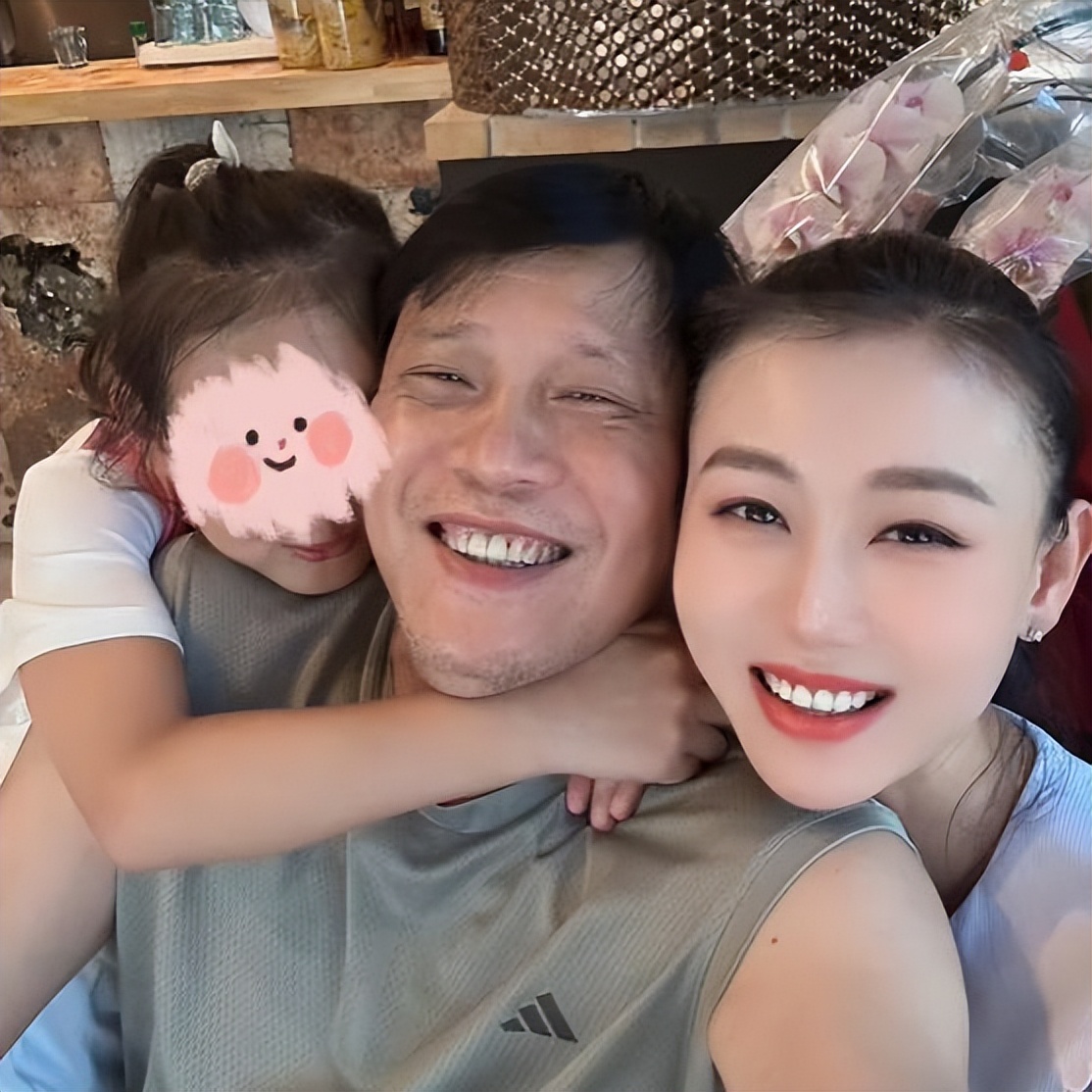 恩爱15年难敌岁月残酷!56岁范志毅身形佝偻,39岁张梦瑾娇美如花