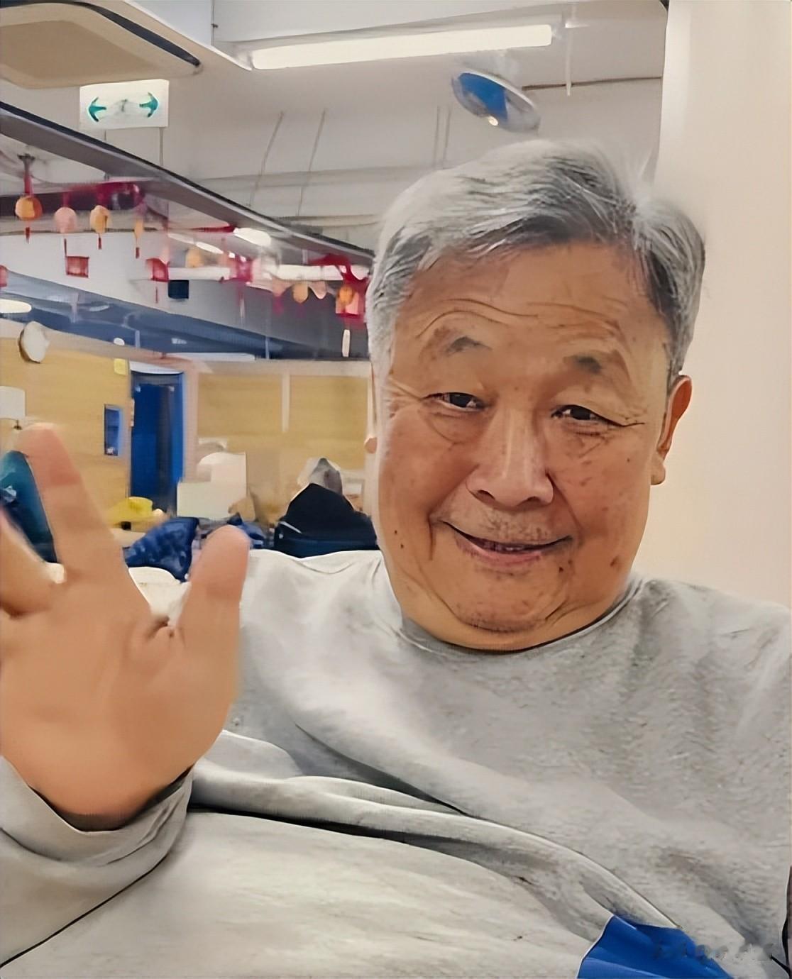 78岁港星穷到1000块都没，曾拿400多万帮女儿还债，而今还被抛弃