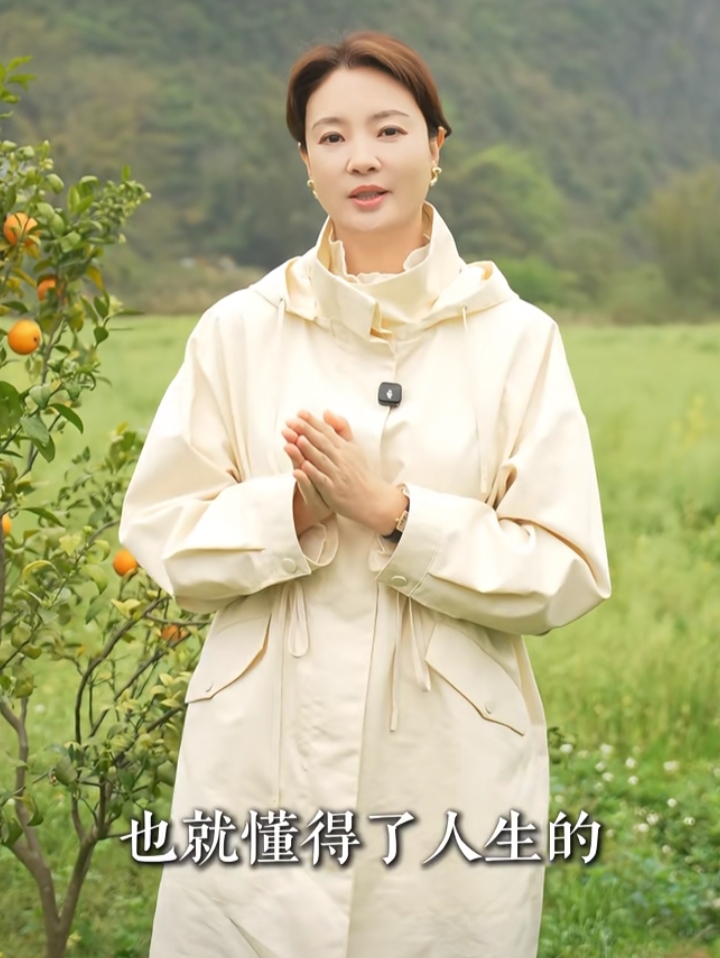 刘芳菲阳朔感慨古人寄情山水，米白风衣配低马尾温婉知性气质动人