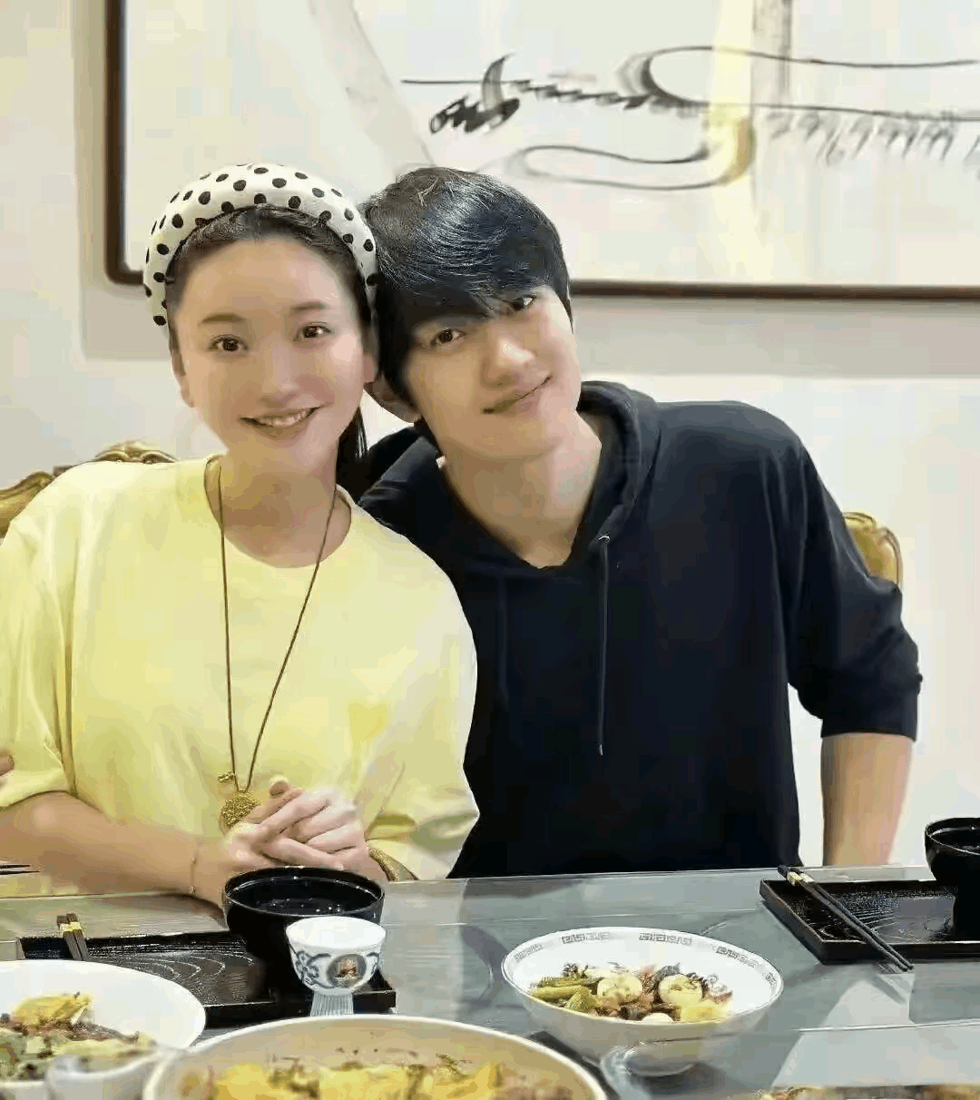 金莎陪未来婆婆逛街，穿宽松外套，睑部浮肿孕相十足，婚期快了