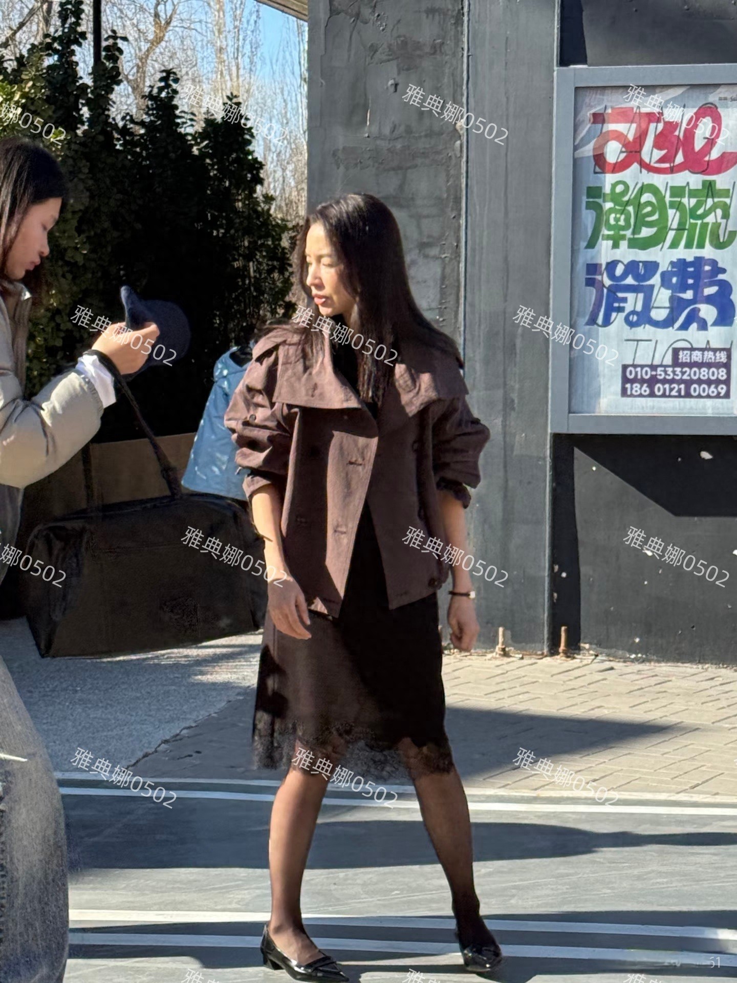 北京郎园偶遇董洁，没想到她本人居然这么矮，五官秀气但并不年轻