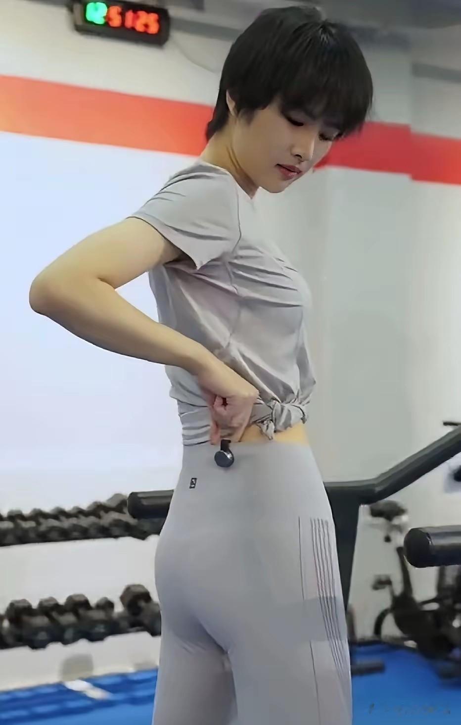 姚安娜露腰装秀腹肌，挥汗如雨的样子，美得也太有攻击性了