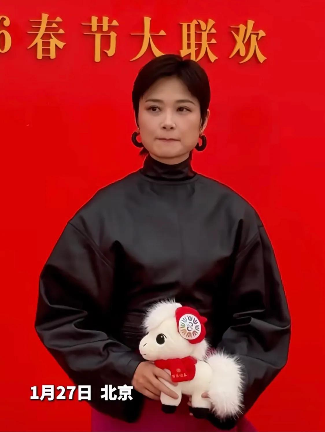 章子怡穿红裙录春晚，陈妍希娇俏，于适站蓝羽身边，张译很帅气