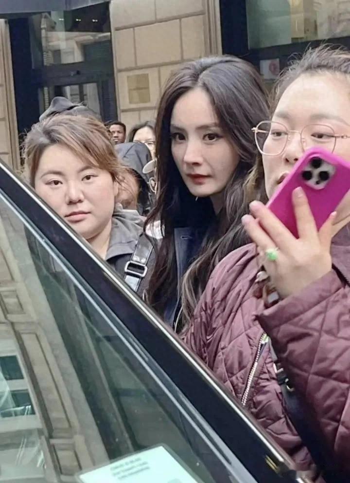 39岁杨幂在米兰街头被偶遇，她穿着皮衣，脸瘦了好多，妆容好犀利