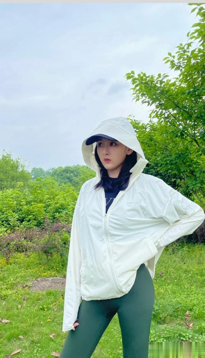 宋祖儿：甜妹脸配漫画腿，这反差感真的越看越上头