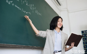 他靠当副市长的小舅子升校长，一通胡来，2个女的吊打好色校长，解气！