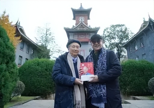 黄宏现状：住北京普通小区，闲时照顾外孙女，65岁走路需要人搀扶