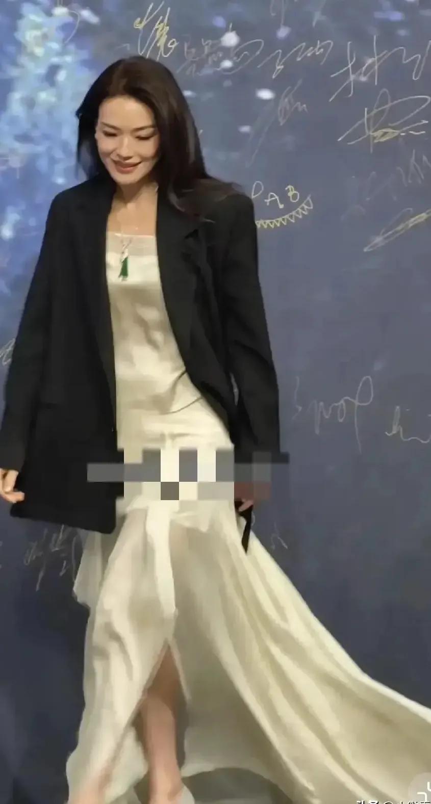 微博之夜50岁的舒淇，法令纹好明显，脸上褶子多，浓浓的大妈味!