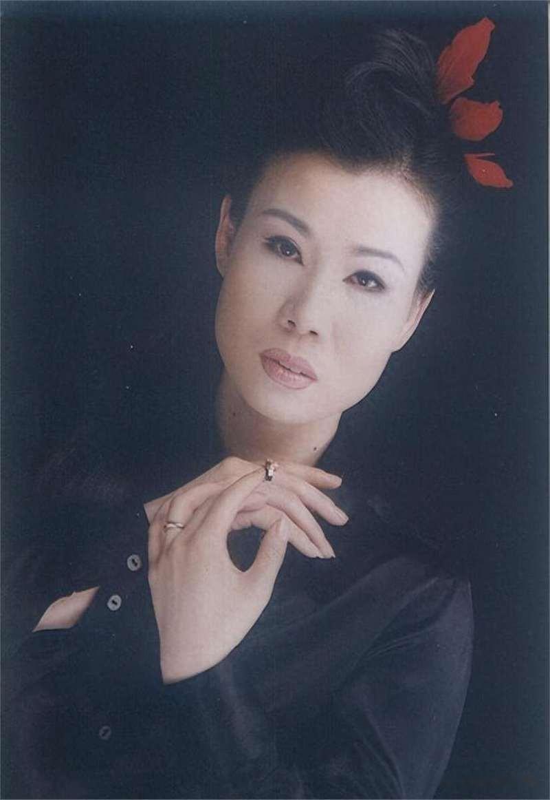 天哪！小时候熟悉的歌手突然不见原来是去世了，这个人原来是她。