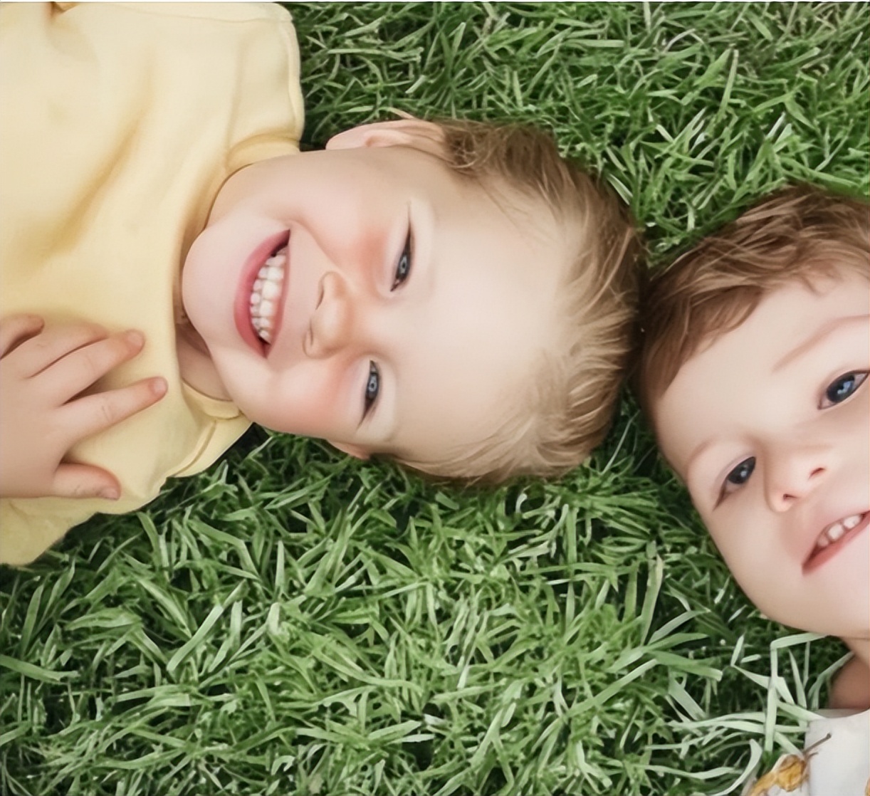 梅根默认女儿莉莉公主的黑人血统，晒两个孩子新照，当妈妈小帮手