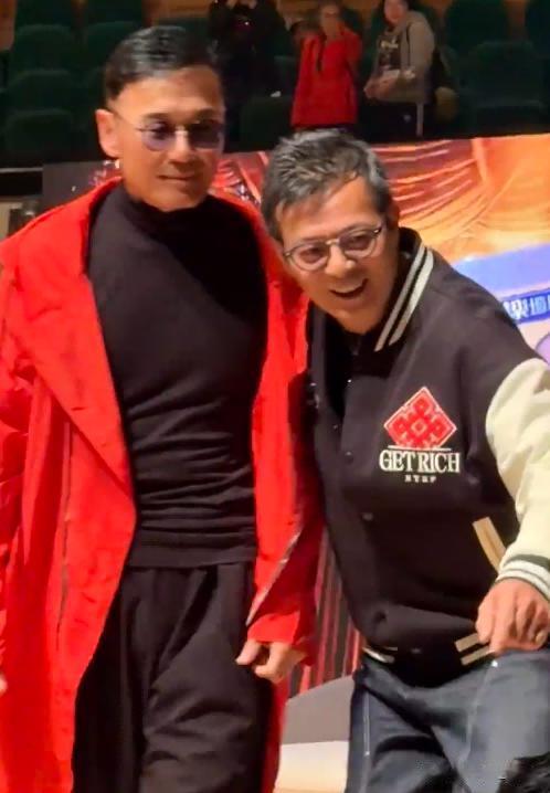 83岁卢海鹏开演唱会，上台颤颤巍巍要人扶，和小8岁陈百祥像父子