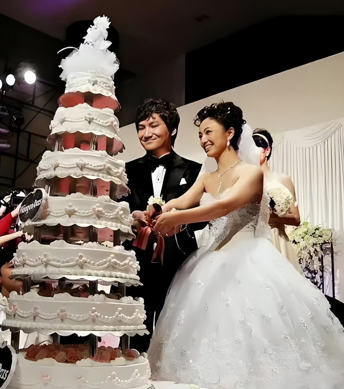 偶遇罗海琼夫妇，穿着朴素不像有钱人，总裁老公185高个好温柔