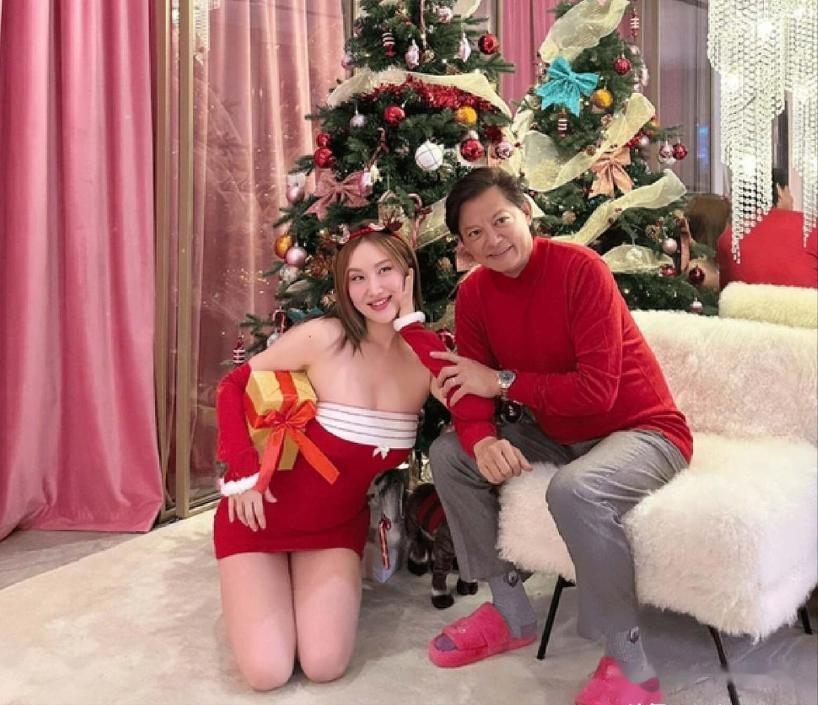 抛弃结婚26年的发妻,转身娶90后女学生,67岁莫华伦如今太幸福