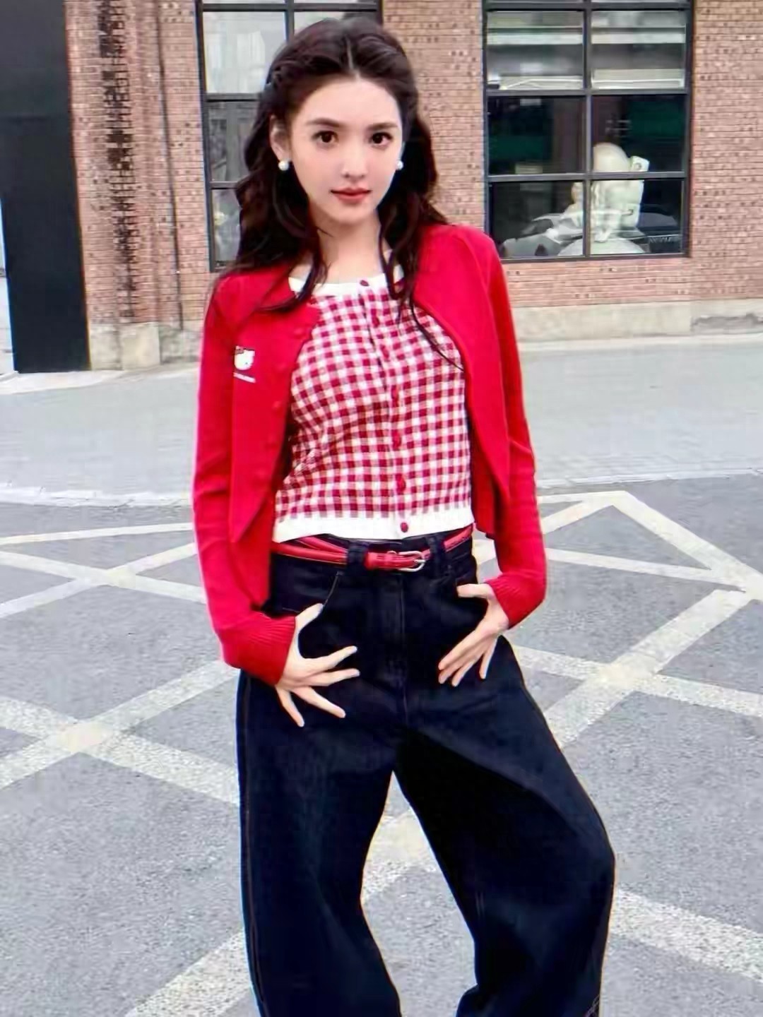 一抹红点亮初秋，章若楠这身牛仔穿搭，写满了青春的甜美与灵动