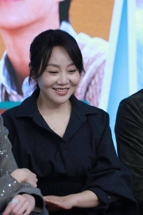 离婚22年至今单身的闫妮，不是放不下前夫，而是放不下这两位