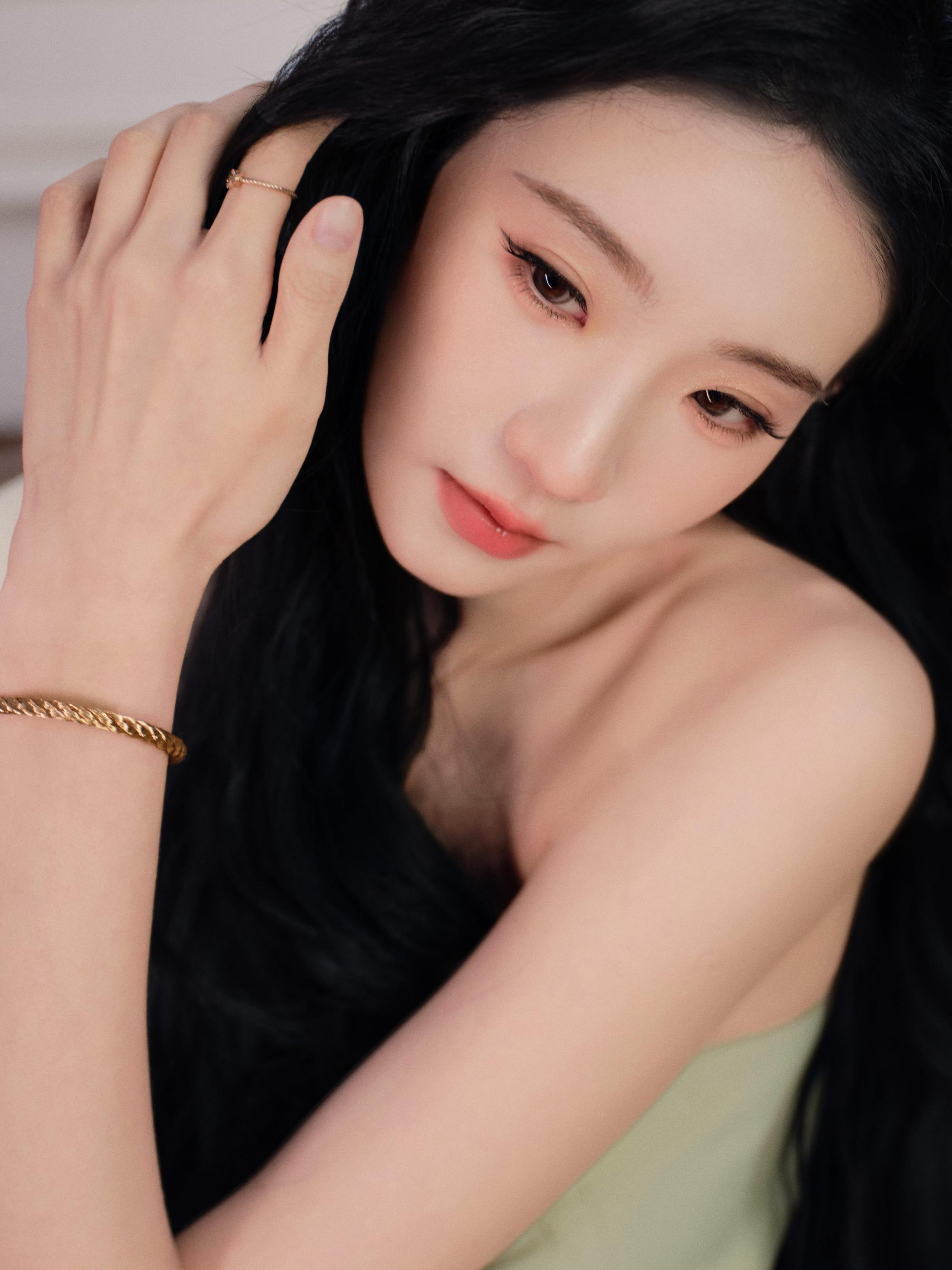 张艺凡浅绿抹胸连衣裙，春天的味道