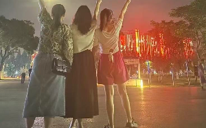 港圈富二代继承15亿，不投资不炒股，日利息8万，与三个女友同住一处豪宅20年