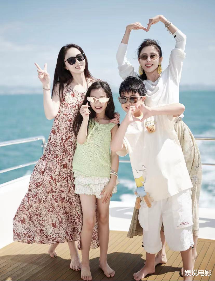 佟丽娅董璇带小酒窝朵朵在三亚过年,孩子两小无猜,玩得不亦乐乎