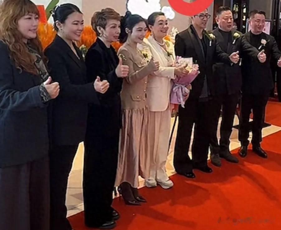 汪小菲张兰风波后首同框，现身邯郸麻六记开业仪式，汪小菲服软了