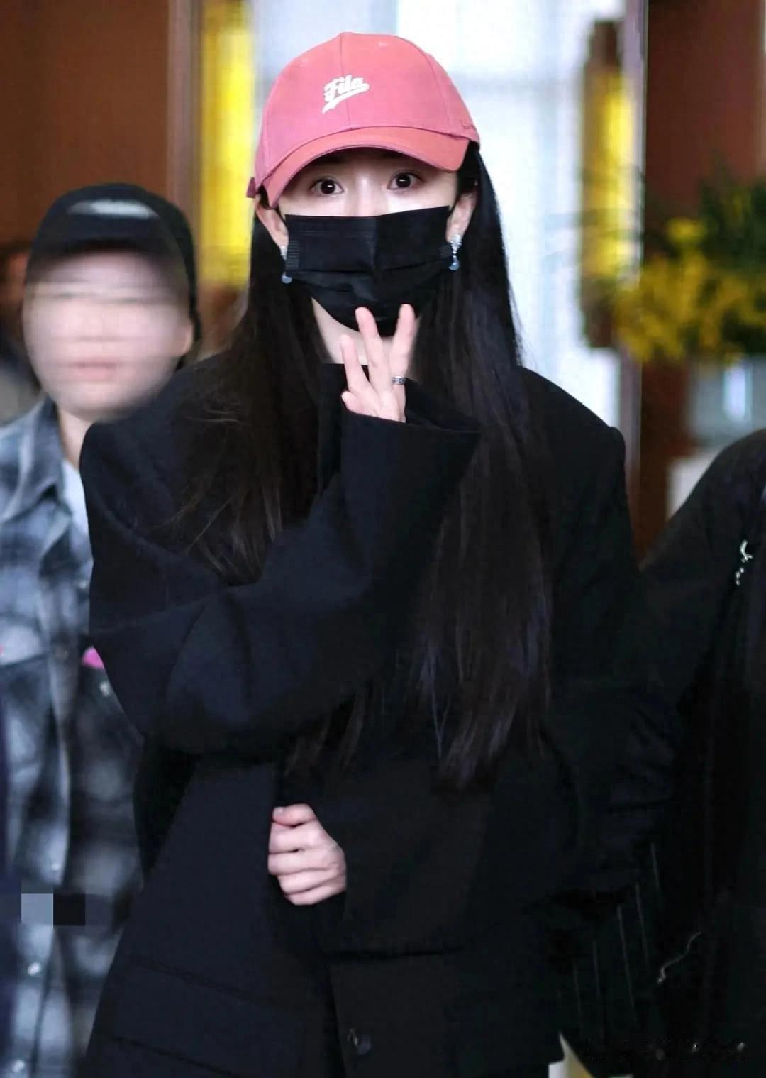杨幂飞义乌进组新剧，黑西服配白半裙，这素颜状态也太好了吧