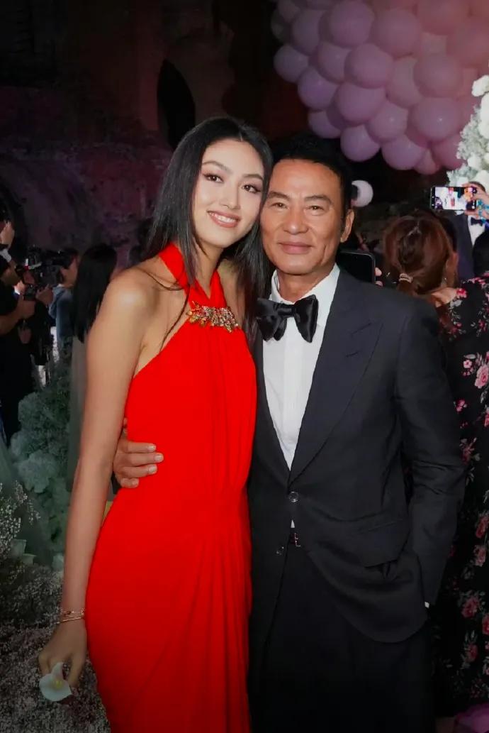 她估计是整个香港娱乐圈最漂亮的星二代了吧，颜值远超爸妈