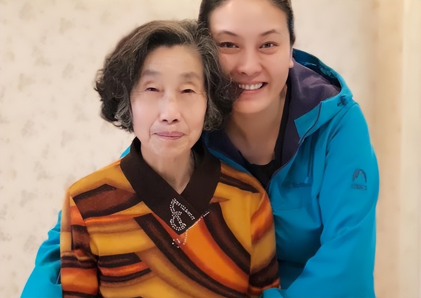 与男友同居8年无果,分手半年转身嫁企业CEO,如今一儿一女很幸福