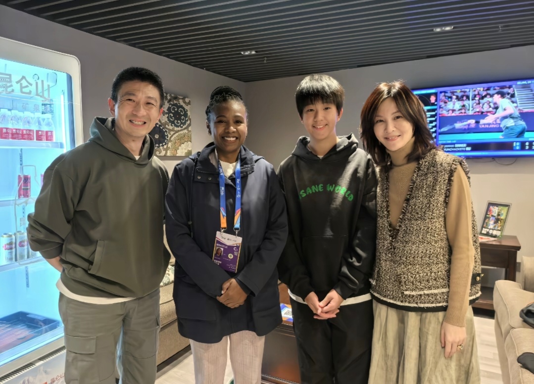 刘孜儿子15岁生日晒全家福，评论区回应曾逼得妈妈进山修行一事