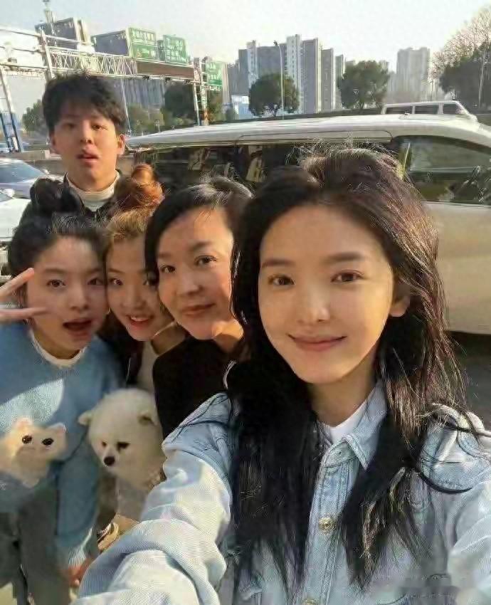 章若楠这一家人的基因好强大，都是圆圆的大眼睛
